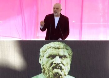 “Mos e braktisni politikën në një grusht…”/ Rama ftesë të rinjve: Sa më larg t’i rrini aq më shumë do hani dynjanë