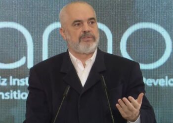 “Unë jam vetëm me Bachelor”/ Rama: Shqiptarët janë të gjithë me Master, por këtë fjalë e kam tmerr