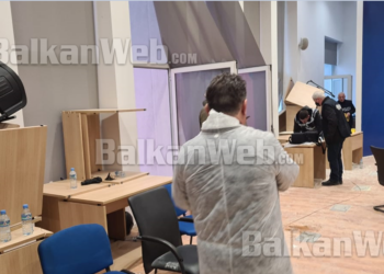 FOTOT/ “Pushtimi” i Berishës! Ekspertë e policë brenda selisë së PD, momenti kur mbledhin provat e dhunës nga protestuesit