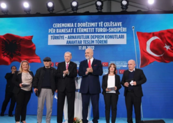 Vizita e Erdogan në Tiranë/ VOA: Ajo që bie në sy, anashkalimi i protokollit duke mos takuar Presidentin Meta. Ja komenti i zëdhënësit të Qeverisë