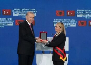 “Detyrimet i ka njësoj si të gjithë ne”/ Erdogan merr titullin ‘Qytetar Nderi i Kurbinit’, Cara: Uroj ta mbash në zyrën tënde