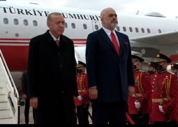 LIVE/ Erdogan vjen në Shqipëri, nis ceremonia zyrtare në Rinas. Rama e pret me përqafime