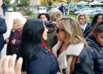 ‘Frymëzove dhunë dhe bëre thirrje për gjak’/ Përkrahësja e Bashës i përvishet Kokalarit: Mbushe xhepat me dollarët e Foltores dhe ike