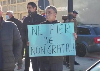 Militantët e Berishës me pankarta në Fier: Atë që na ka bërë Basha s’na e ka bërë as Rama!