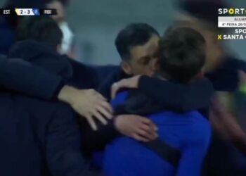 Trajneri aktivizon djalin 3 minutat e fundit, dy minuta më vonë ndodh e pabesueshmja (VIDEO)