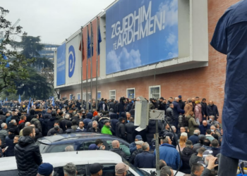 Hidhet gaz lotsjellës brenda selisë, Berisha: Durim dhe fitore. Garda dhe policia: Nuk e hodhëm ne