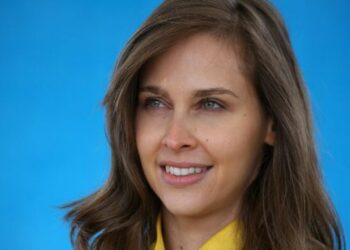 FOTO/ Islamistët radikalë kërcënojnë t’i presin kokën gazetares, merret në mbrojtje nga policia