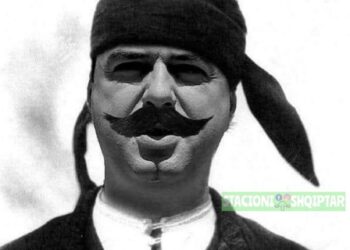 FOTO/ ‘Plas’ humori në rrjet: Ne jetën e japim, ama kullën nuk e lëshojmë!