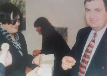 Në 28 vjetorin e “puthjes së parë”/ Kryemadhi del nga kostumi i politikës, publikon videon për Ilir Metën
