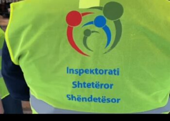 Nuk ishin të pajisur me certifikatë vaksinimi/ ISHSH ndalon 4 punonjës në Gjirokastër të hyjnë në zyrë