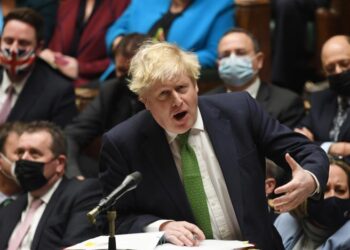 Johnson s’jep dorëheqjen, por heq kufizimet ndaj COVID: S’ka më maska, leje të gjelbër dhe punë nga shtëpia