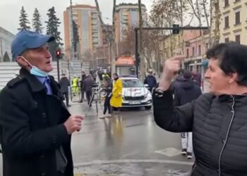VIDEO/ Gruaja i kthehet protestuesit: “Ti s’ke bukë të hash në shtëpi, Berisha ka gjysmën e Tiranës”; ai ia kthen: “Do ta mundim Amerikën!!!”