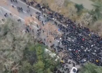 FOTO/ Protesta e Berishës mbledh vetëm 1000 veta, mijërat e Foltores mbeten në letër