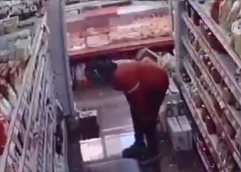 VIDEO / Momenti kur 25-vjeçari kapet “mat” në një supermarket në Vlorë