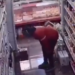 VIDEO / Momenti kur 25-vjeçari kapet “mat” në një supermarket në Vlorë