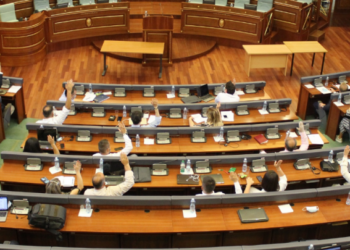 FOTO/ Ndodh në Kuvend! Deputetit shqiptar i grisen pantallonat
