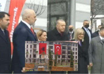 LIVE/ Rama dhe Erdogan në Laç, i dorëzojnë familjeve çelësat e banesave të rindërtuara pas tërmetit