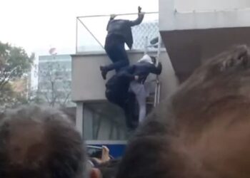 VIDEO/ Hipin me shkallë në katin e dytë, hidhet gaz lotsjellës. Ja si plagosen militantët e Berishës nga rrëzimi