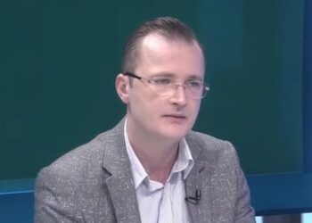 Plas debati në studio/ Lisandër Hoxha sulmon Blendi Sulajn: Ti je turist në PD, nuk të njeh askush aty!