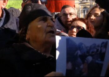 E nxorën nga banesa tek ‘5 Maji’/ Nënë Liza: Këtij shteti s’i rr*het për plaka, ta mësojë Rama dhe bukuroshat deputetë