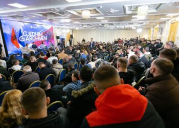 Basha publikon VIDEO nga takimi me të rinjtë: Sot janë sërish gati të ndryshojnë Shqipërinë