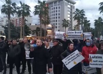 Antimitingjet e PD-së/ Takimi me demokratët në Durrës, kryetari i PD-së Basha pritet me protesta nga njerëzit e Berishës