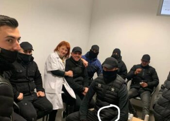 Njerëz me maska të zeza e armë, zëdhënësja e Berishës publikon foton: Për këta qëndron hapur selia e PD