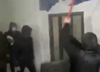 Ja momenti kur mbështetësit e Berishës godasin me varre dyert e selisë së PD