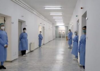 Boshllëku që la COVID në sistemin shëndetësor, mbi 60 jetë të humbura mes bluzave të bardha