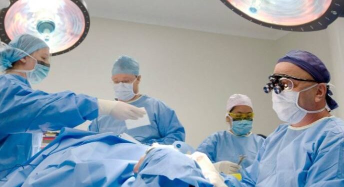Fenomeni i rrallë në Kosovë/ Një 67-vjeçari i zbulohen organe riprodhuese mashkullore dhe femërore gjatë operacionit