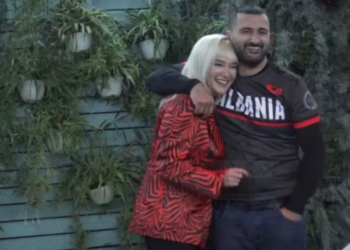 VIDEO/ Monika merr surprizën e shumëpritur, piloti i saj i zemrës vjen brenda shtëpisë
