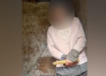 Pamje të rënda/ Nëna e 8 fëmijëve lidhet me zinxhirë në një kasolle, reagime të forta nga qytetarët