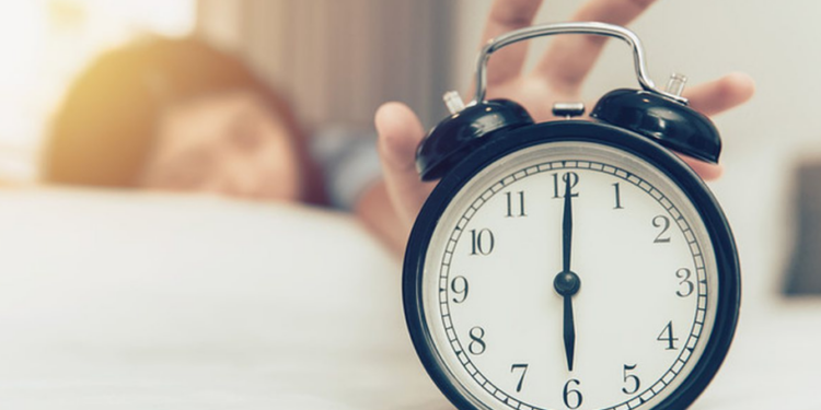 E keni të vështirë të ngriheni nga shtrati në mëngjes? Studimi tregon një detaj interesant për ju