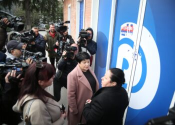 “Nina, hape Forumi i Gruas jemi!”/ Mbështetëset e Berishës në selinë e PD-së: Na vjen keq që Basha na ka vënë drynin