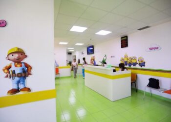 “Omicron” s’po kursen të vegjlit/ Fluks fëmijësh në spitale, mjekët: E kalojnë lehtë