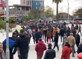 VIDEO / Plas grushti mes demokratëve në Kurbin, mbështetësit e Bashës rrahin militantin e Berishës