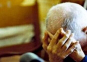 “Djali juaj më ka borxh 30 mijë euro, paratë i dua sot”/ 40-vjeçari “gjobë” dy të moshuarve në Tiranë: Më jep tapinë e shtëpisë