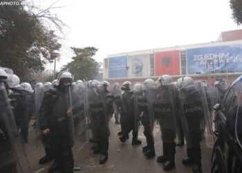 “Po vepron me urdhër të Ramës”/ Policia përgjigje zyrtare Bardhit: Keqardhje për akuzat! Personat brenda selisë u shoqëruan për t’u marrë në pyetje