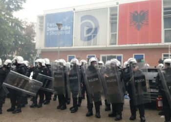 E bllokuar nga mbështetësit e Berishës/ Një grua shtatzënë në gjëndje kritike brenda selisë së PD