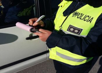 Me kokainë në makinë, dy të rinjtë tentojnë t’ia hedhin policisë, arrestohen të dy