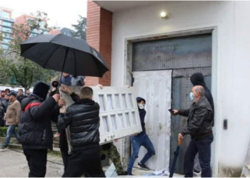 Protesta e dhunshme në selinë e PD-së, ja sa ka shkuar numri i të shoqëruarve nga policia