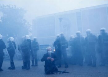 ‘Zëri i Amerikës’: PD u rrethua si skenë krimi! Berisha dhe organizatorët nuk u distancuan nga dhuna