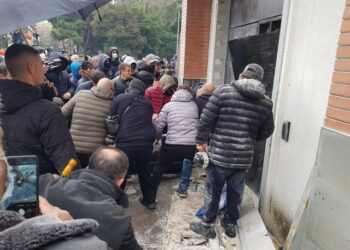 Emri/ Identifikohet personi që theu dyert dhe dritaret e selisë blu, kush është 54-vjeçari që u arrestua