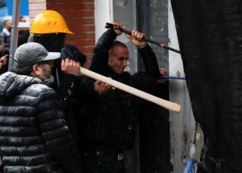 FOTO-FAKT/ Protesta “paqësore” e organizuar nga Berisha, ja veglat e militantëve që hapën Selinë e PD-së