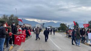 FOTO/ Dhjetra të rinj në Rinas, presin me flamurin turk në duar Presidentin Erdogan