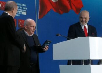 Erdogan dhe Rama u dorëzojnë çelësat e banesave/ Qytetari: 2 vite më parë endeshim në rrugë, President s’ta harrojmë këtë