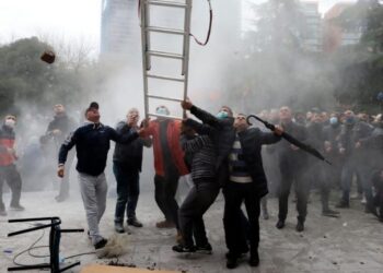 Dhuna në protestë/ Policia vazhdon shoqërimet në komisariatet e drejtoritë, numri i të ndaluarve i kalon 50