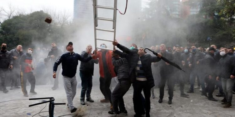Dhuna në protestë/ Policia vazhdon shoqërimet në komisariatet e drejtoritë, numri i të ndaluarve i kalon 50