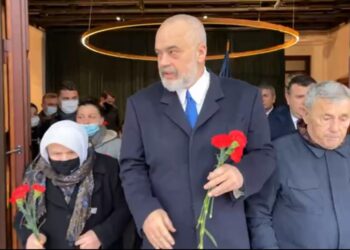 VIDEO/ Me karafilë të kuq në duar, Rama dhe familjarët e 4 viktimave zhvillojnë homazhe për ’21 Janarin’