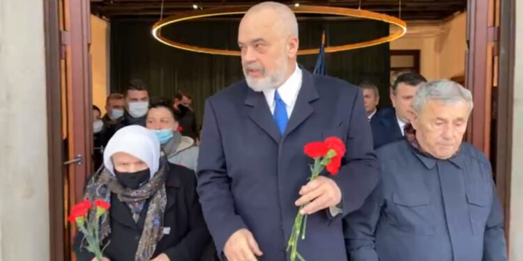 VIDEO/ Me karafilë të kuq në duar, Rama dhe familjarët e 4 viktimave zhvillojnë homazhe për ’21 Janarin’